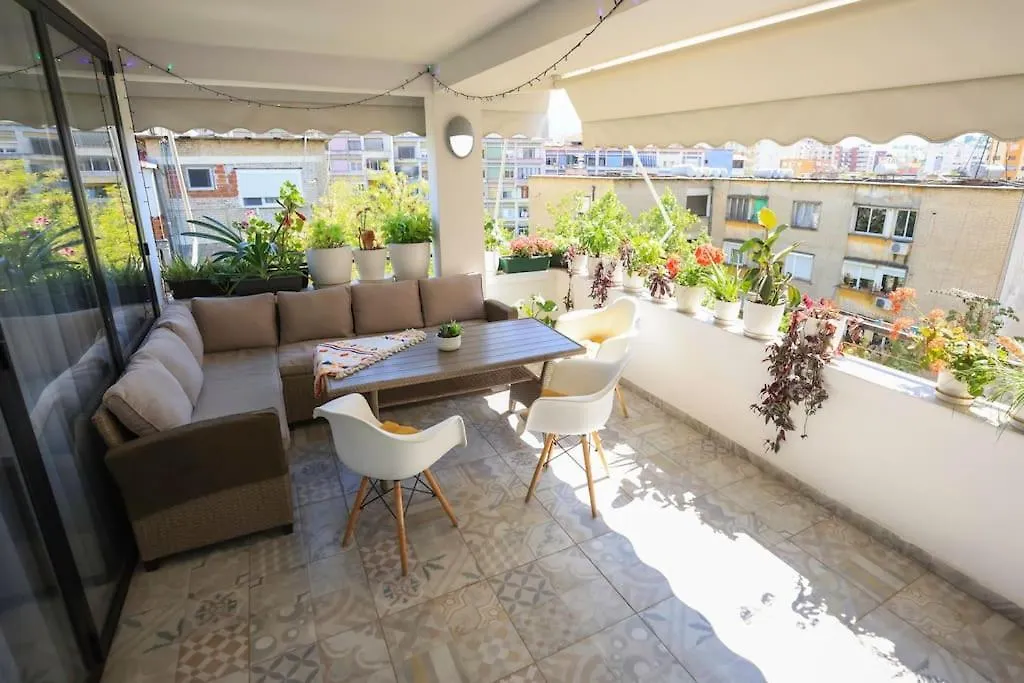 דירות טיראנה Colorful Oasis With Sunny Balcony