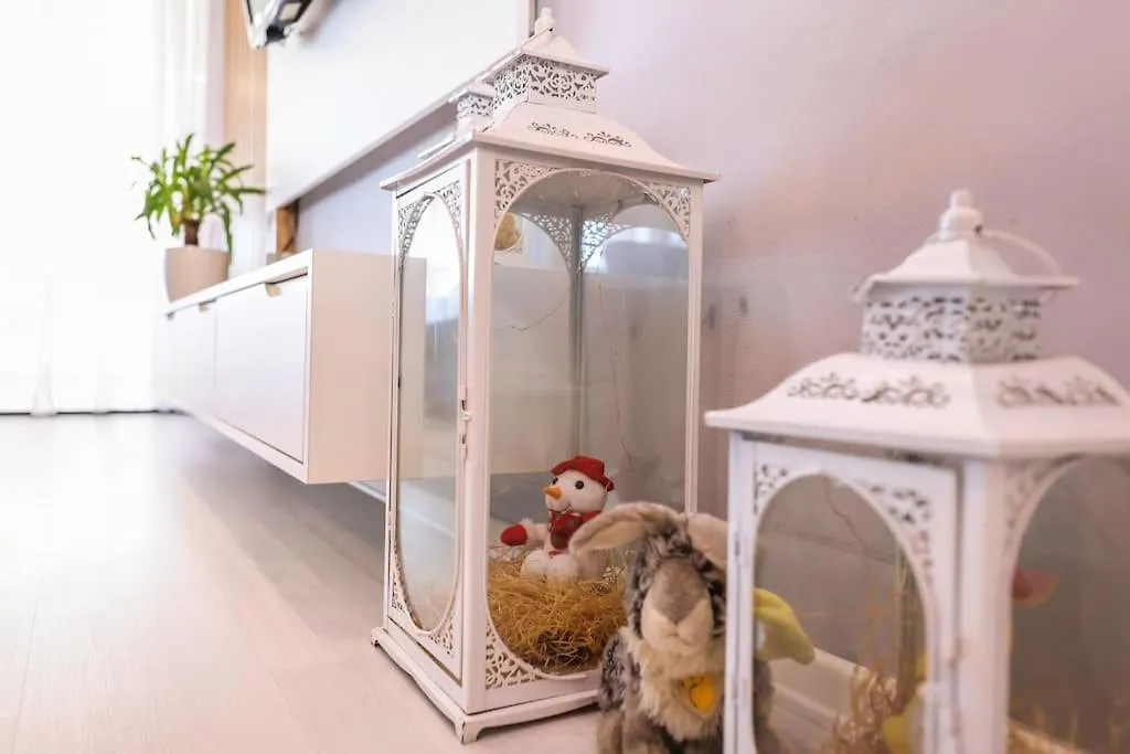 דירות טיראנה Colorful Oasis With Sunny Balcony