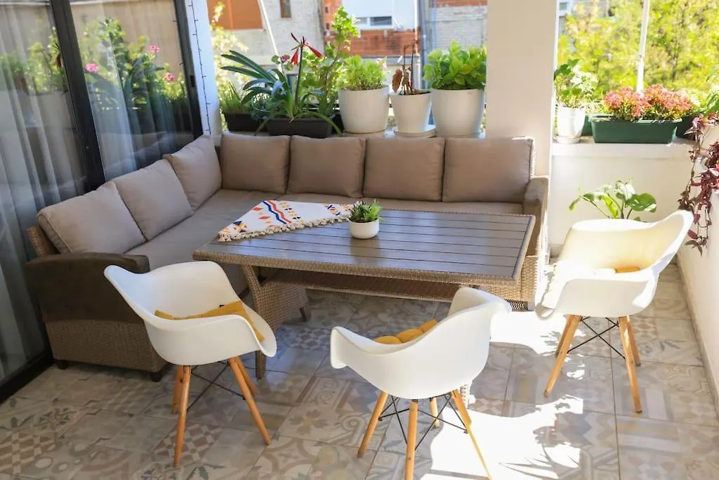 דירות טיראנה Colorful Oasis With Sunny Balcony