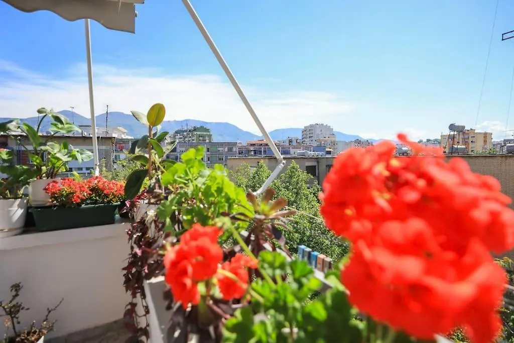 דירות טיראנה Colorful Oasis With Sunny Balcony