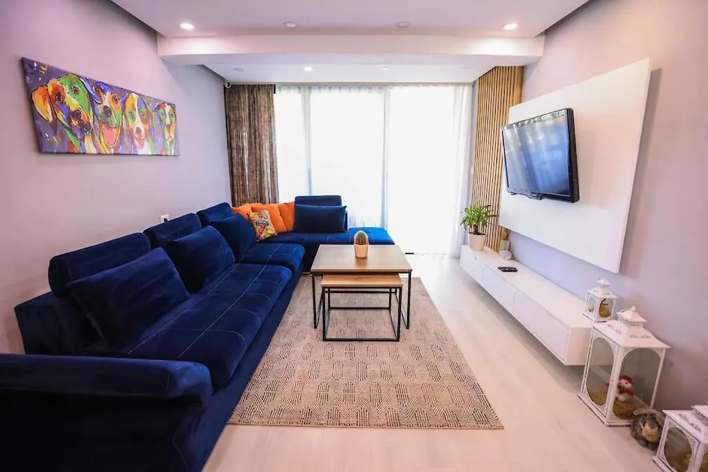 דירות טיראנה Colorful Oasis With Sunny Balcony