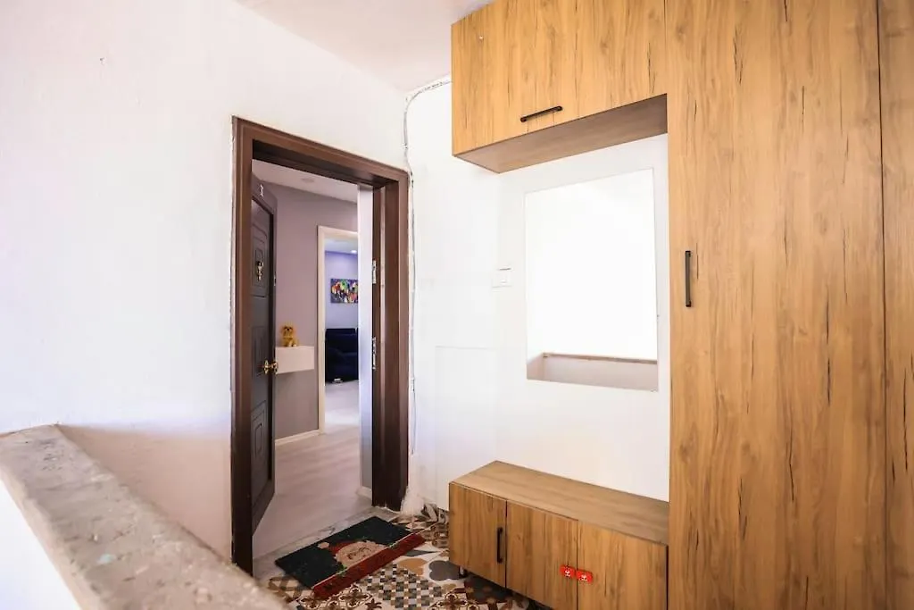 דירות טיראנה Colorful Oasis With Sunny Balcony